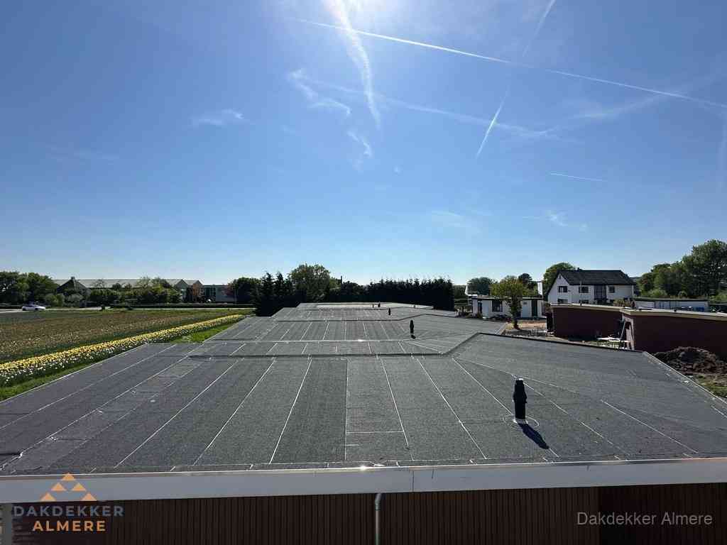 Groot plat dak met bitumen dakbedekking op bedrijfspand in Almere