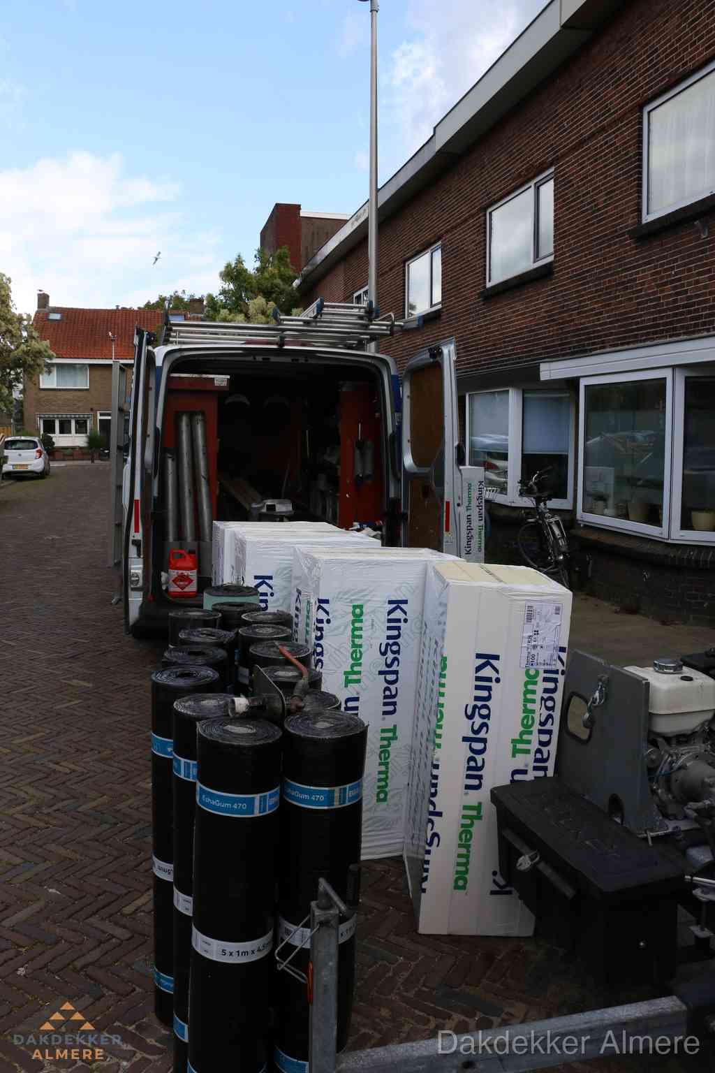 Plat dak met bitumen dakbedekking en brander in Almere