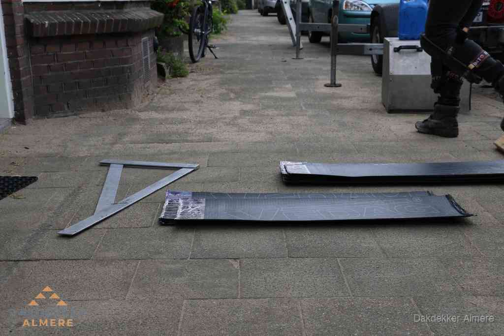 Dakbedekkingsmateriaal en zinkwerk klaargelegd voor reparatie in Almere