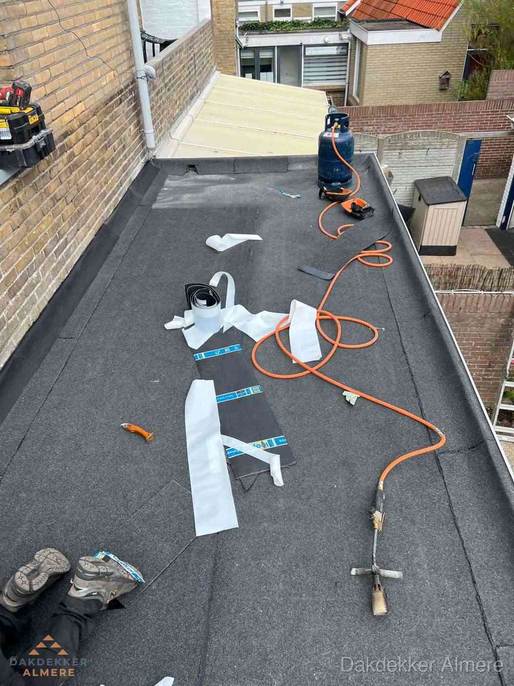 Dakdekker brengt EPDM dakbedekking aan op plat dak in Almere