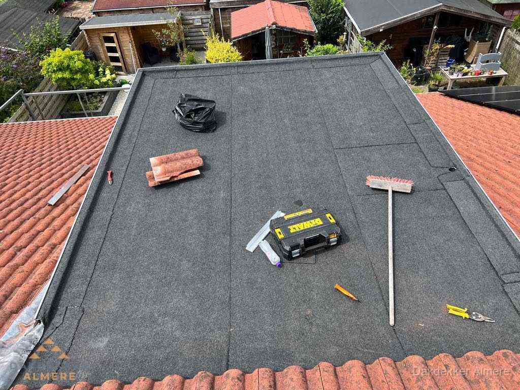 Nieuw plat dak met bitumen dakbedekking in Almere