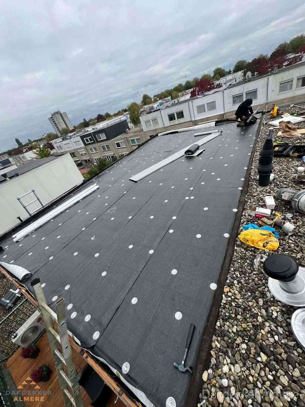 Dakleer vervangen op groot plat dak door dakdekker in Almere