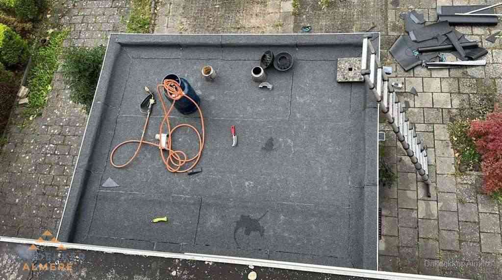 Plat dak met nieuwe bitumen bedekking in Almere