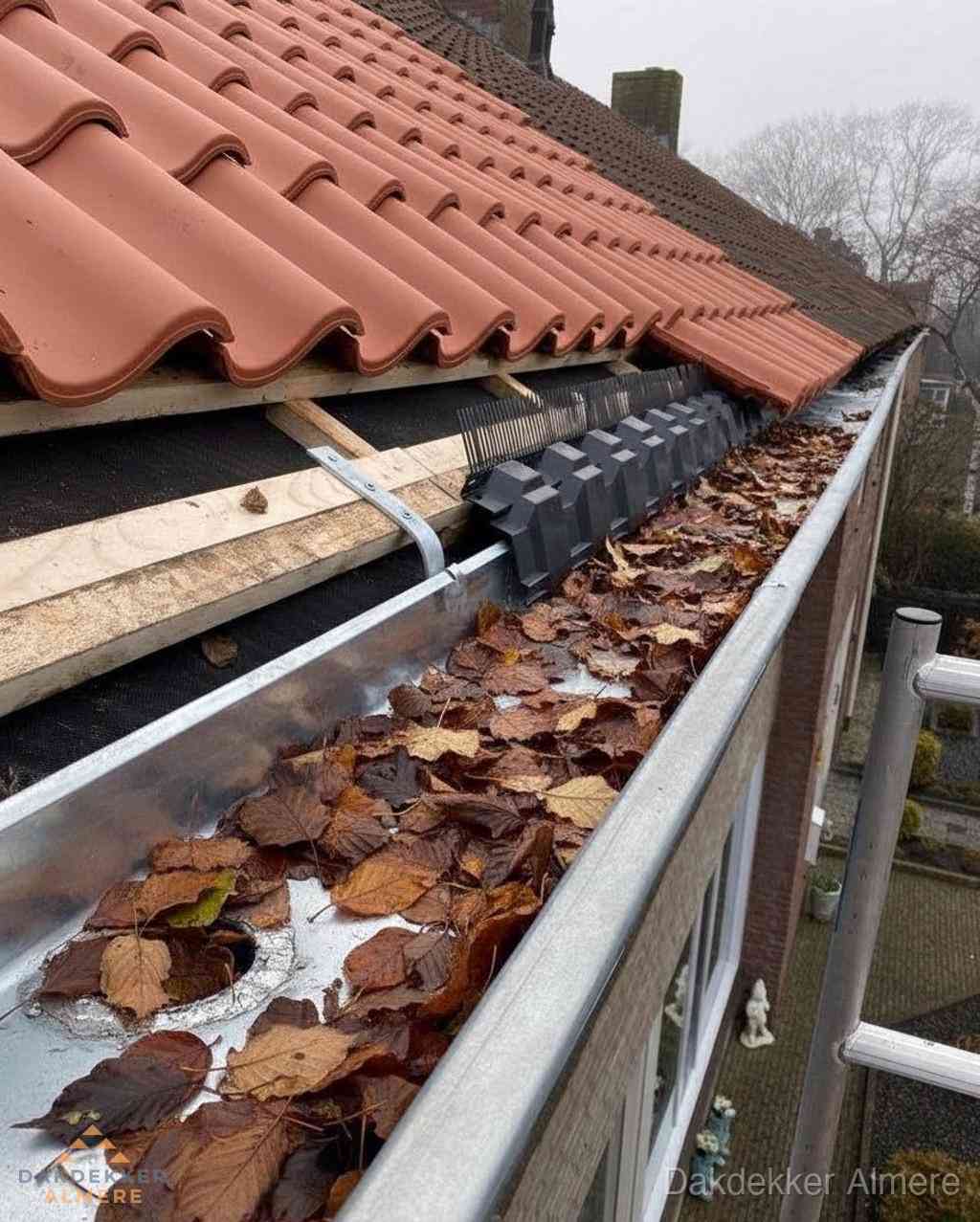 Plat dak bedrijfspand met bitumen dakbedekking en lichtkoepels in Almere