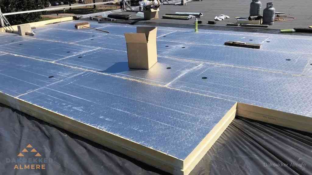 PIR isolatieplaten worden gelegd op plat dak voor dakisolatie in Almere
