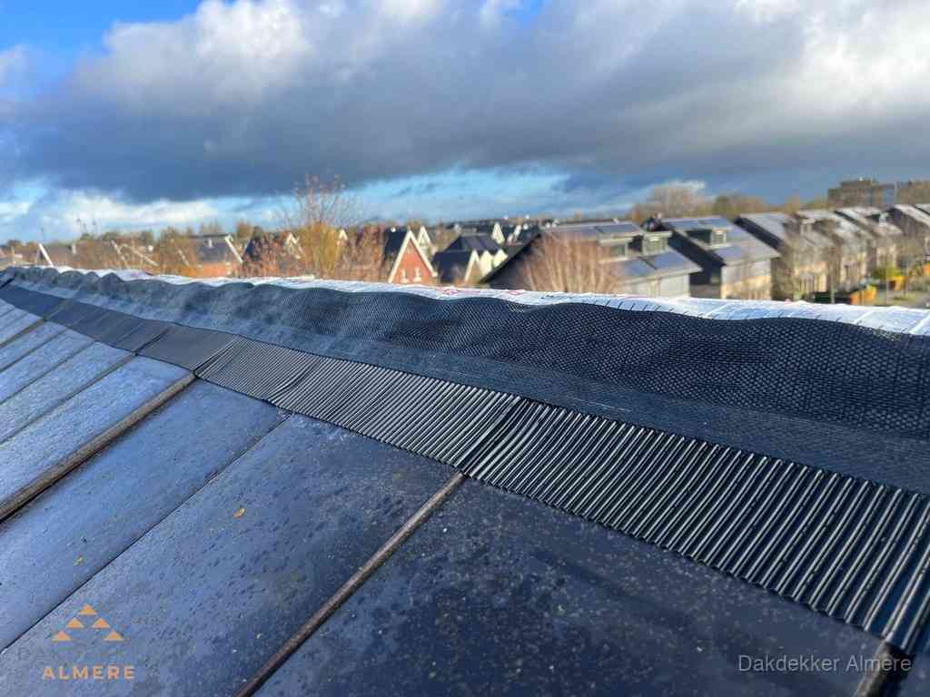 Dakisolatie bij de nok met ventilatieprofiel op schuin dak in Almere