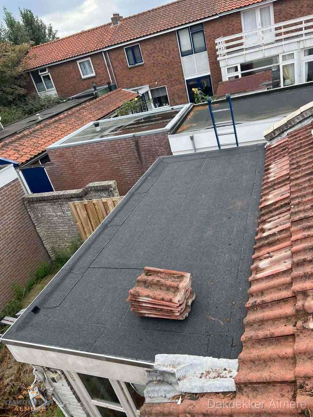 Aanbouw plat dak met reservepannen voor dakpannen vervangen in Almere