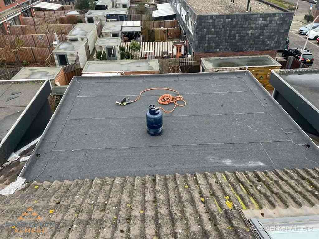 Dakreparatie plat dak met bitumen in Almere