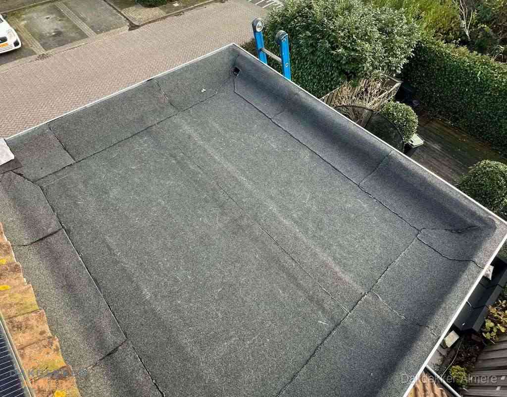 Gerenoveerd plat dak met nieuwe bitumen dakbedekking in Almere