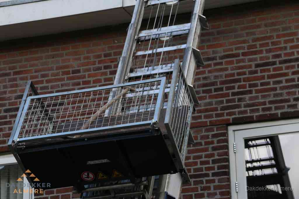 Ladderlift met dakpannen voor dakpan reparatie in Almere