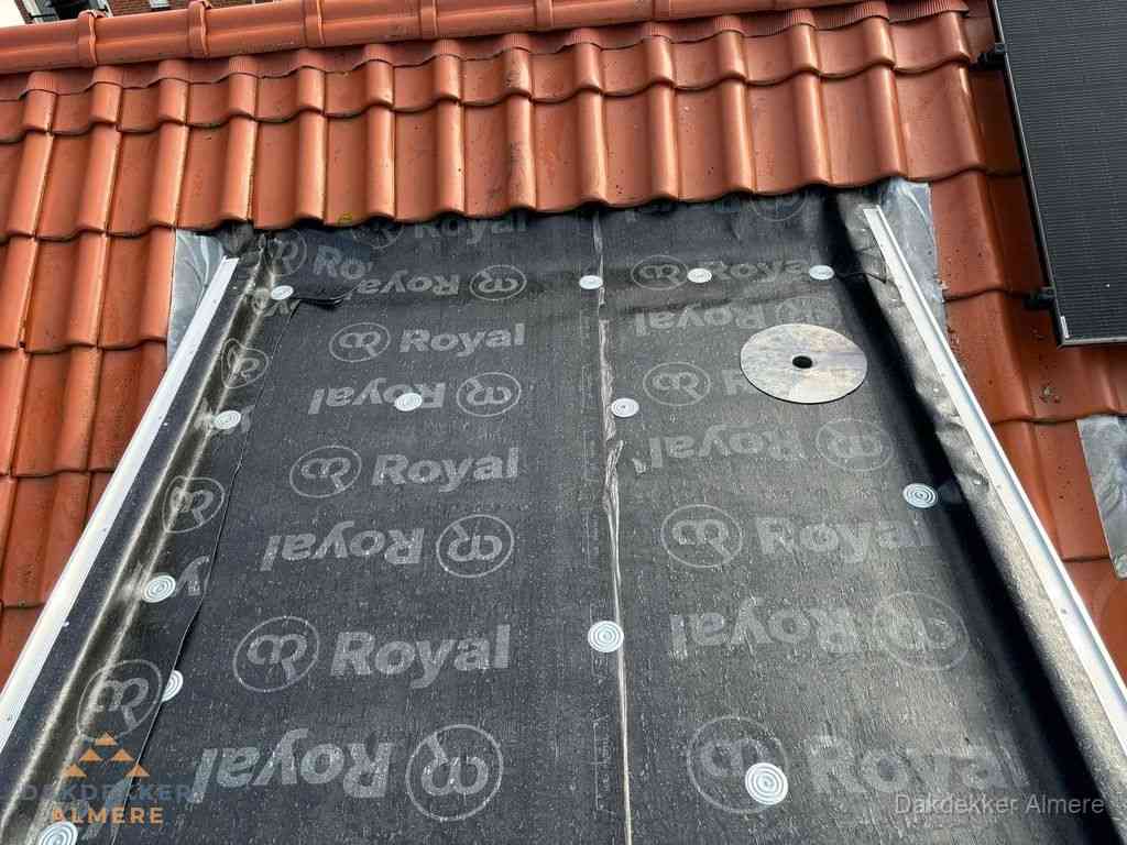 Nieuw dak met dakpannen en Royal onderlaag bij woning in Almere