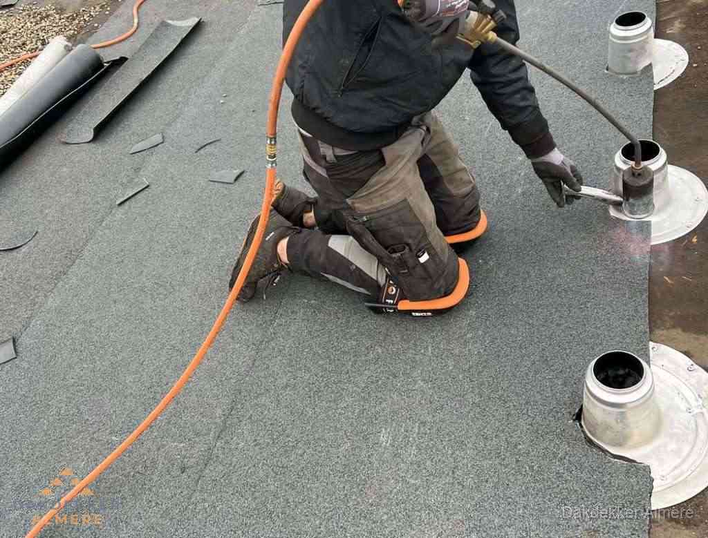 Gereedschap op nieuw plat dak na renovatie in Almere