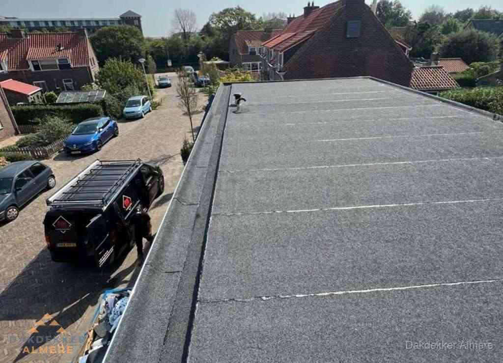 Nieuw bitumen plat dak met uitzicht over landschap in Almere