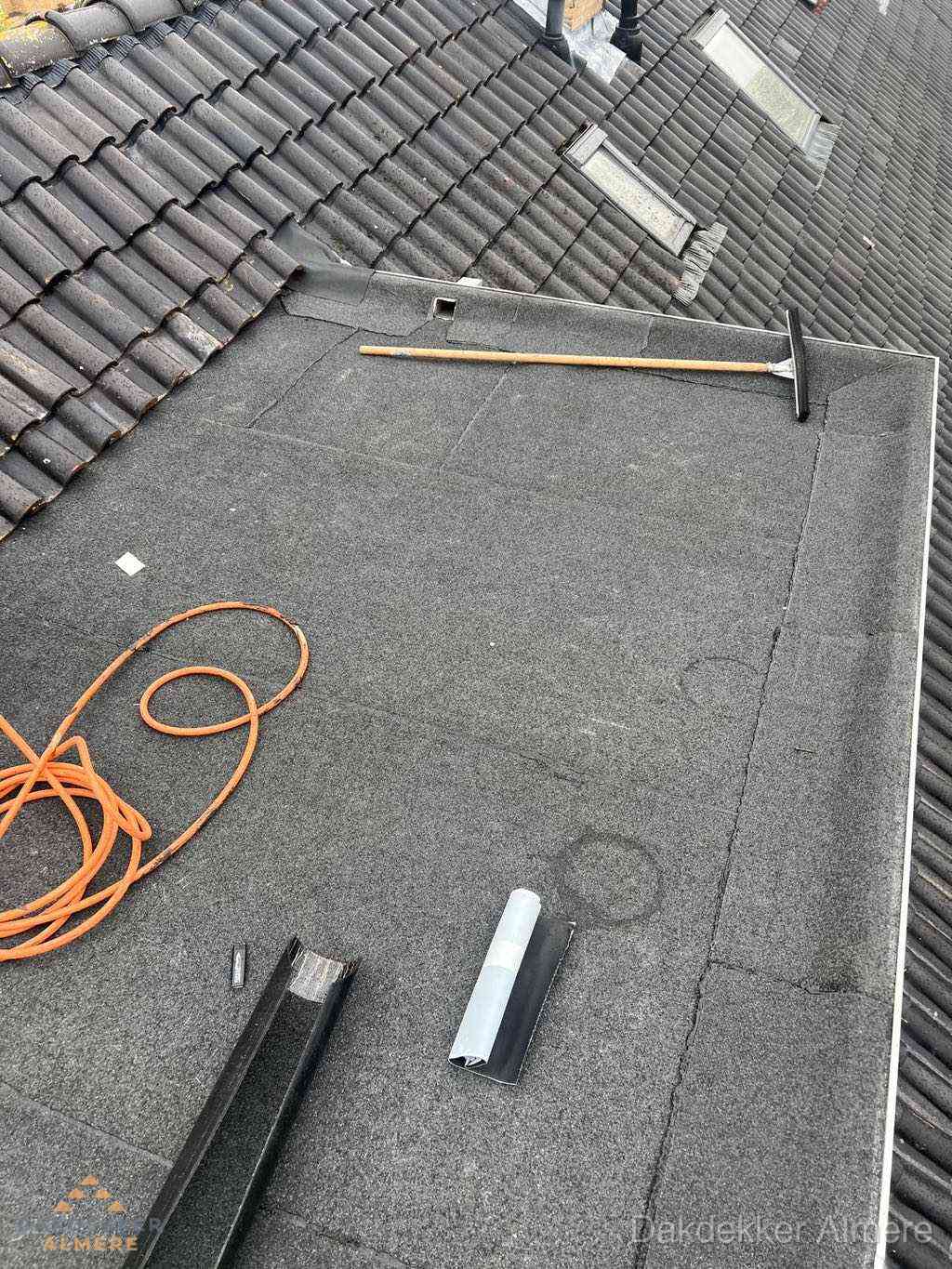 Overzicht plat dak met dakgoot in woonwijk Almere