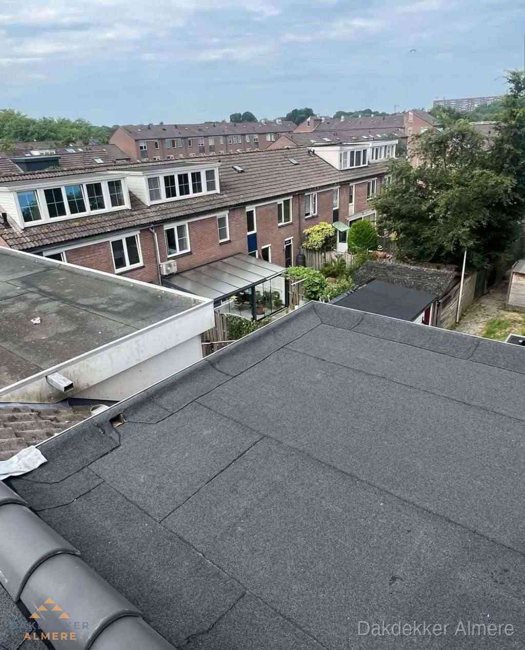 Vernieuwd plat dak met bitumen in woonwijk in Almere