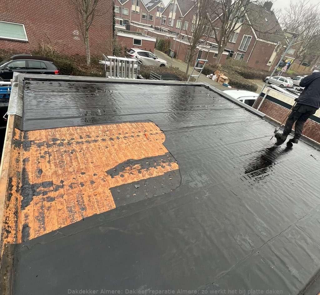 Dakleer reparatie Almere: zo werkt het bij platte daken
